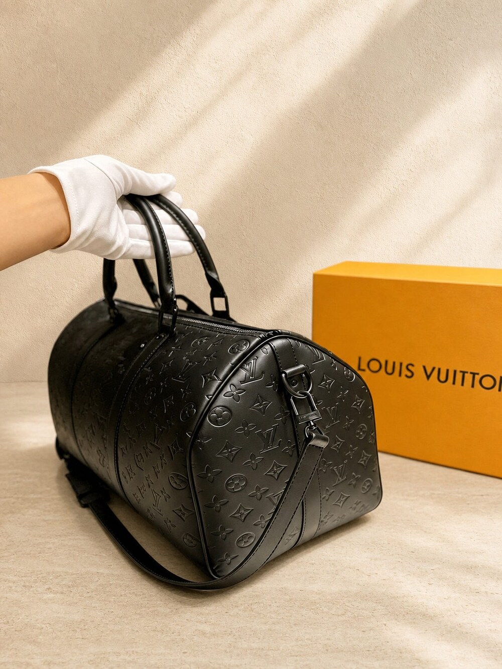 Louis Vuitton Shadow Leather Keepall Duffle with Adjustable Strap - Picture 4 of 5